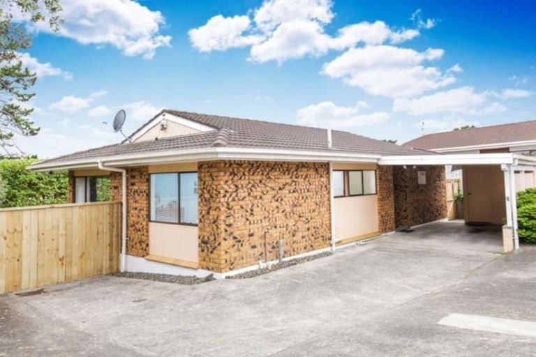 Photo of property in 3/75a West Coast Road, Glen Eden, Auckland, 0602