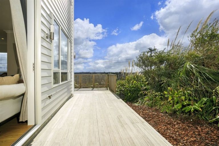 Photo of property in 519 East Coast Road, Murrays Bay, Auckland, 0630