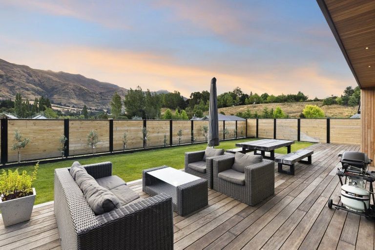 Photo of property in 7 Fern Burn Close, Wanaka, 9305