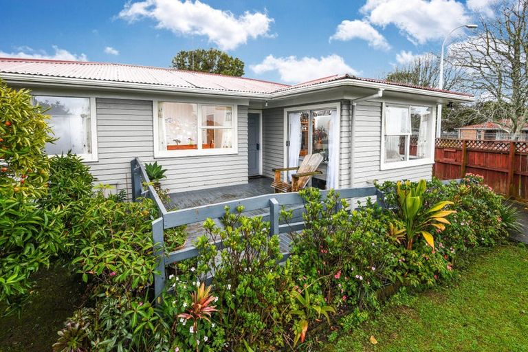 Photo of property in 28 Windrush Close, Mangere, Auckland, 2022