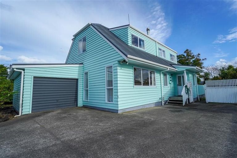 Photo of property in 1/1 Moana Avenue, Bayswater, Auckland, 0622