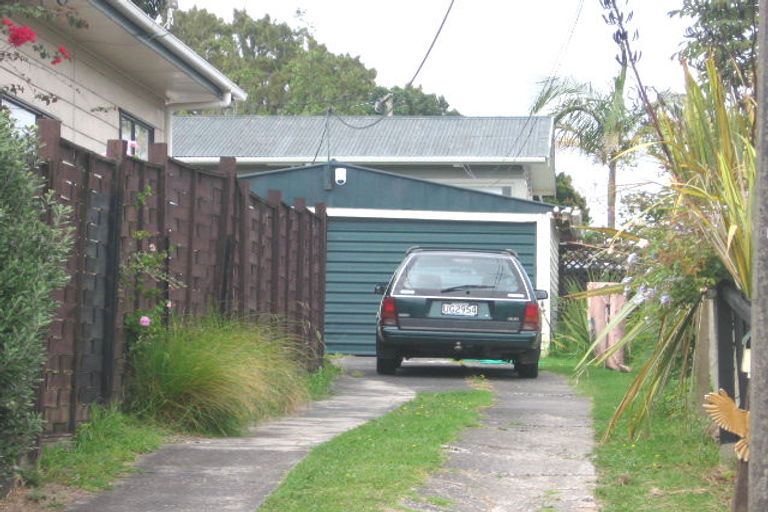 Photo of property in 2/29 Sunnyfield Crescent, Glenfield, Auckland, 0629