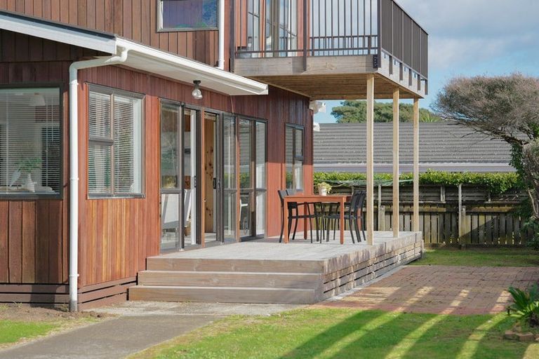 Photo of property in 26 Reeves Street, Waikanae Beach, Waikanae, 5036