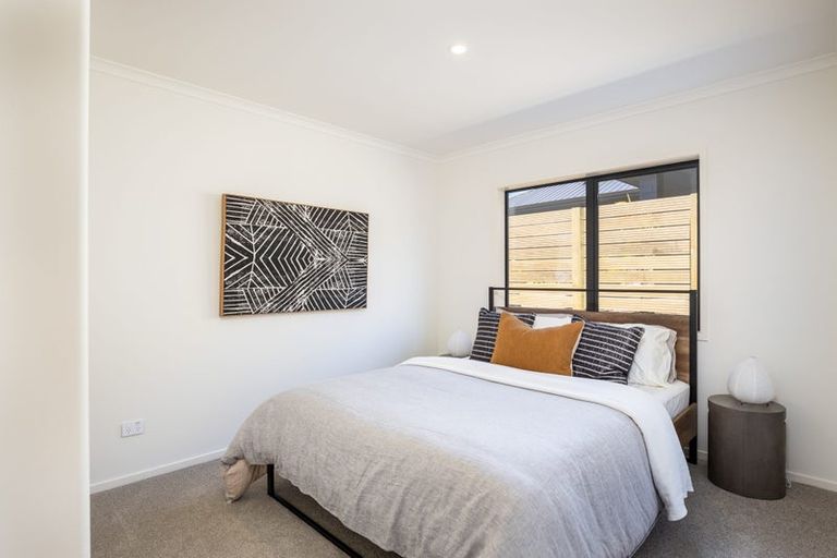 Photo of property in 8 Oakmont Crescent, Waiwhakaiho, New Plymouth, 4312