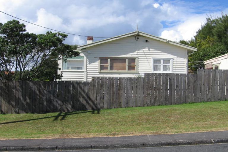 Photo of property in 6 Bishop Street, Green Bay, Auckland, 0604