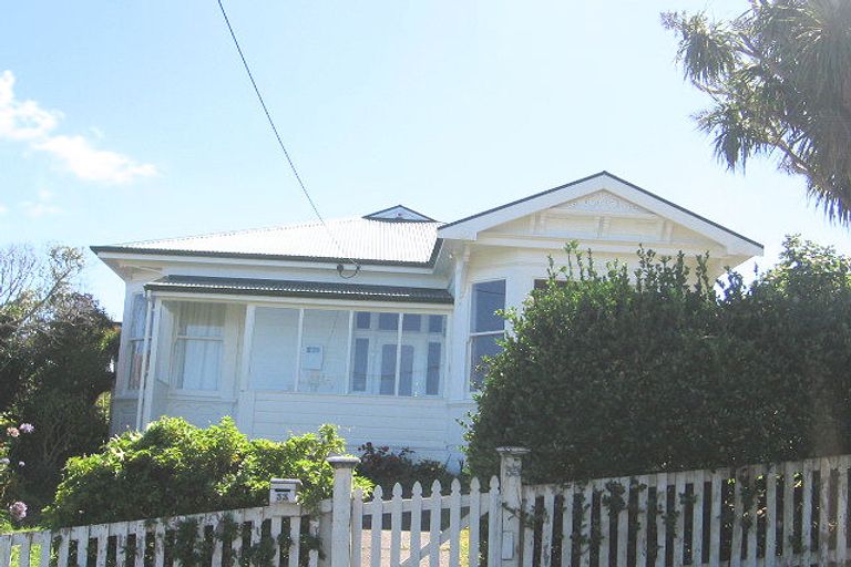 Photo of property in 33 Woburn Road, Northland, Wellington, 6012