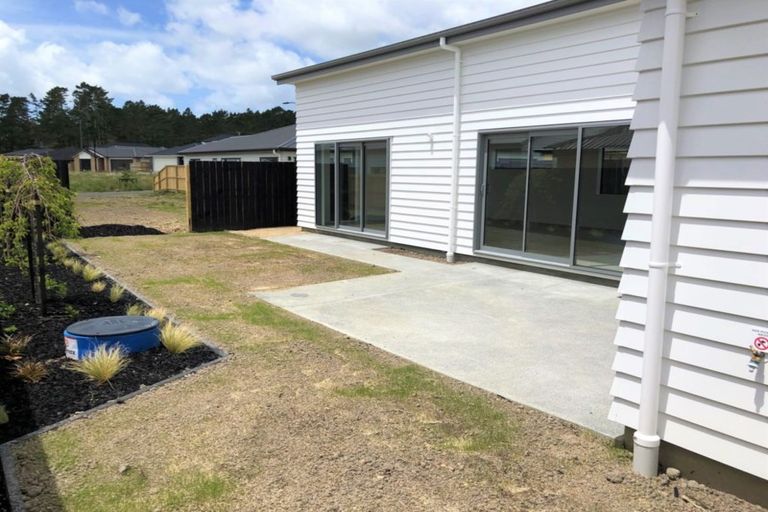 Photo of property in 39 Lumbarda Drive, Kumeu, 0810
