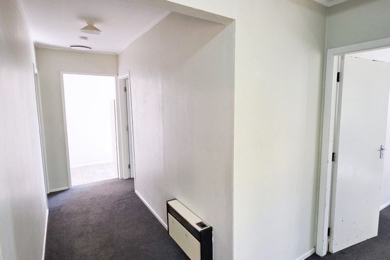 Photo of property in 11 Glanmire Road, Newlands, Wellington, 6037