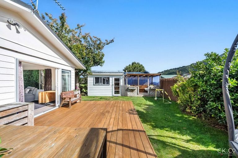 Photo of property in 28 Omaha Grove, Totara Park, Upper Hutt, 5018