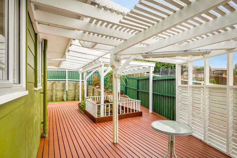 Photo of property in 27 Temuri Place, Glendene, Auckland, 0602