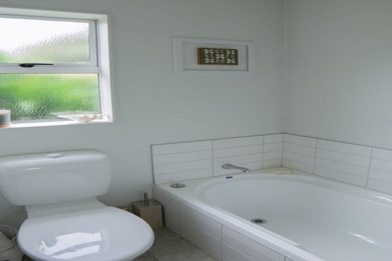 Photo of property in 13a Graham Avenue, Te Atatu Peninsula, Auckland, 0610