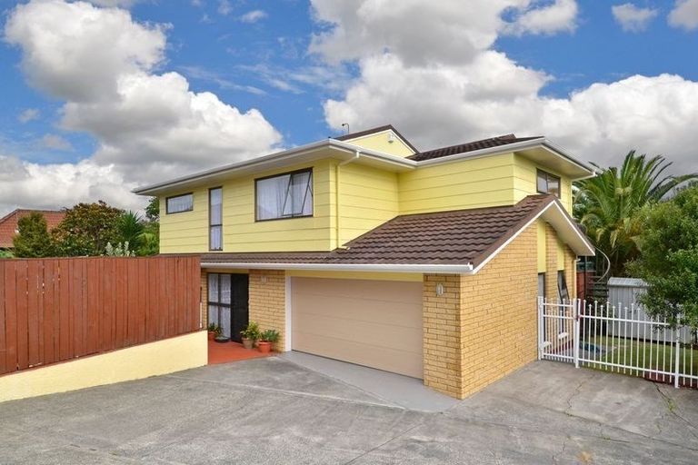 Photo of property in 2/30 Redoubt Road, Goodwood Heights, Auckland, 2105