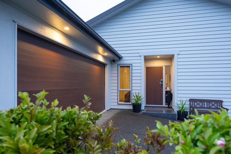 Photo of property in 100 Ruapehu Drive, Fitzherbert, Palmerston North, 4410