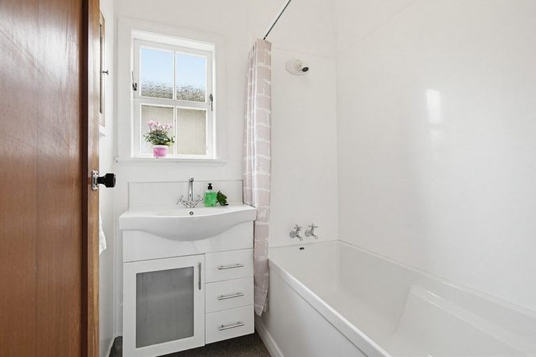 Photo of property in 8 Crawford Green, Miramar, Wellington, 6022