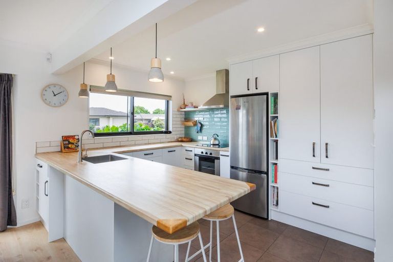 Photo of property in 53 Raglan Avenue, Cloverlea, Palmerston North, 4412