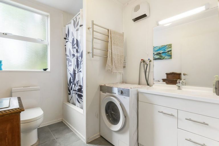 Photo of property in 126 Candia Road, Henderson Valley, Auckland, 0614