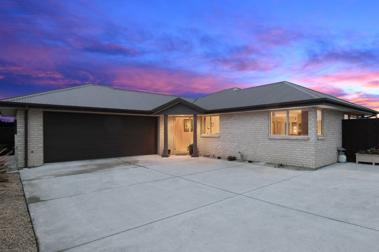 Photo of property in 11 Walnut Way, Rangiora, 7400