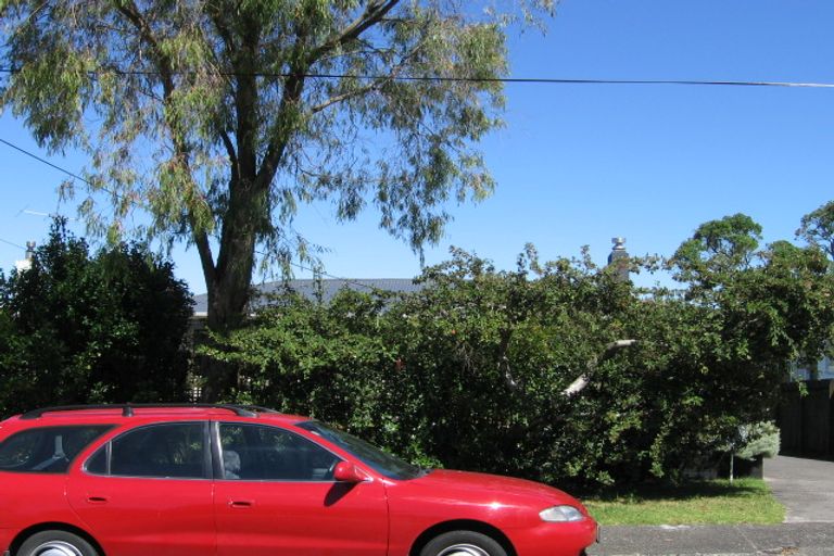 Photo of property in 1/6 Teal Crescent, Beach Haven, Auckland, 0626