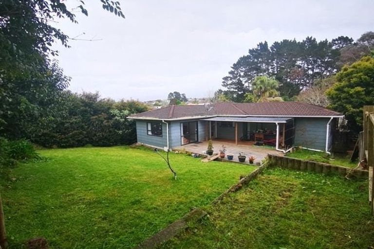 Photo of property in 28 Claverdon Drive, Massey, Auckland, 0614