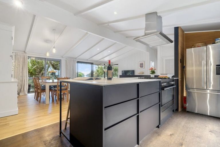 Photo of property in 93 Wood Bay Road, Titirangi, Auckland, 0604