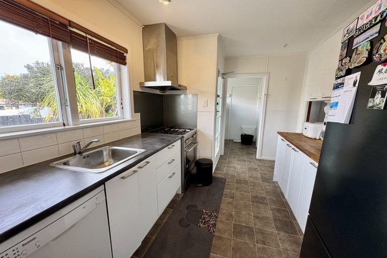 Photo of property in 2 Thomas Rea Place, Te Atatu South, Auckland, 0610