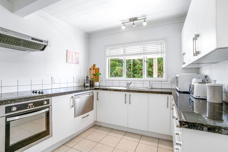 Photo of property in 1/2 Heathcote Road, Castor Bay, Auckland, 0620