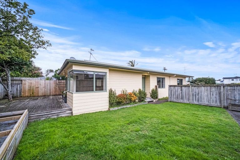 Photo of property in 9a Karamu Street, Te Atatu Peninsula, Auckland, 0610