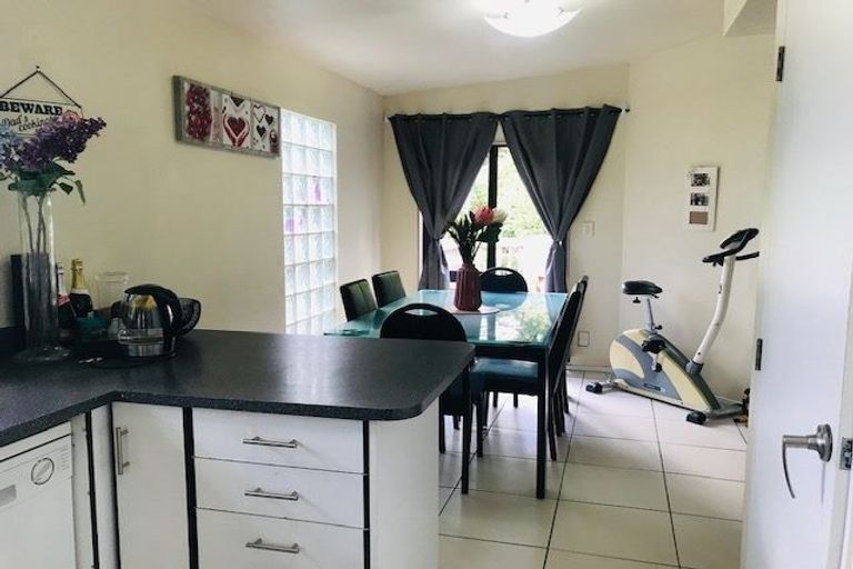 Photo of property in 2/2 Deverell Place, Northcross, Auckland, 0632