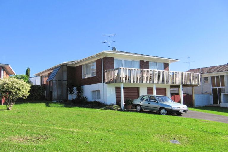 Photo of property in 4 Bodi Place, Te Atatu South, Auckland, 0610