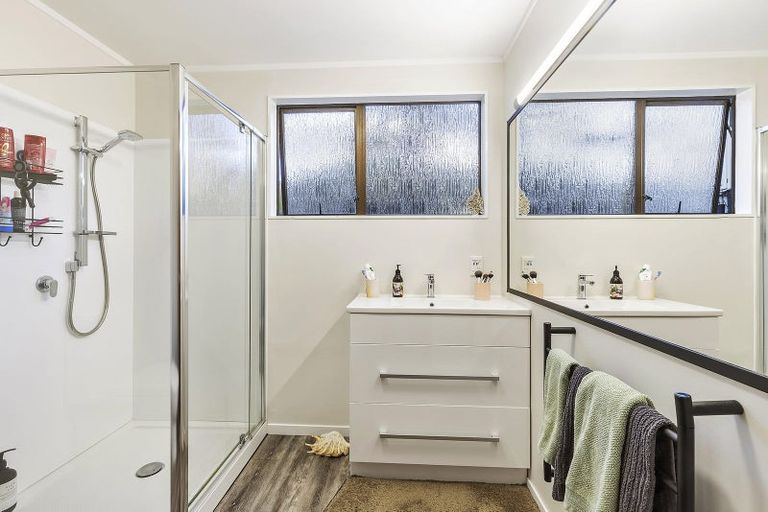 Photo of property in 32 Kinloch Place, Papakowhai, Porirua, 5024