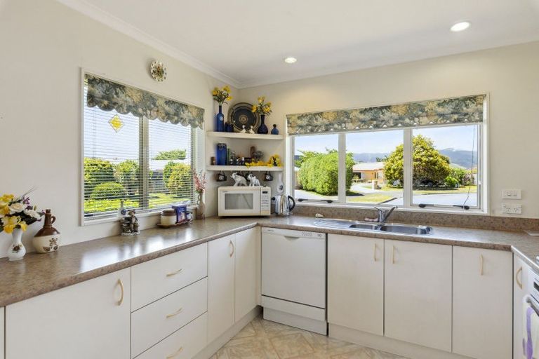 Photo of property in 4 Monterosso Place, Paraparaumu Beach, Paraparaumu, 5032