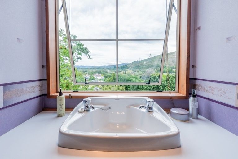 Photo of property in 2 Hazlett Street, Clyde, 9330