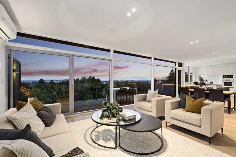 Photo of property in 181 Glenfield Road, Hillcrest, Auckland, 0627