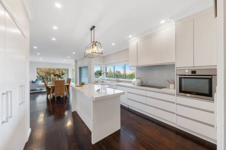 Photo of property in 201 Bleakhouse Road, Mellons Bay, Auckland, 2014