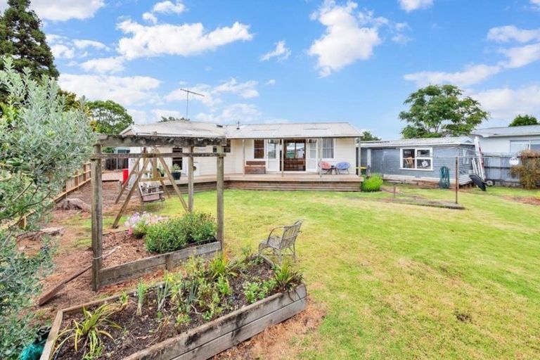 Photo of property in 52 Awaroa Road, Helensville, 0800