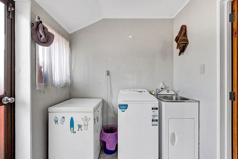 Photo of property in 24 Tiverton Crescent, Whalers Gate, New Plymouth, 4310