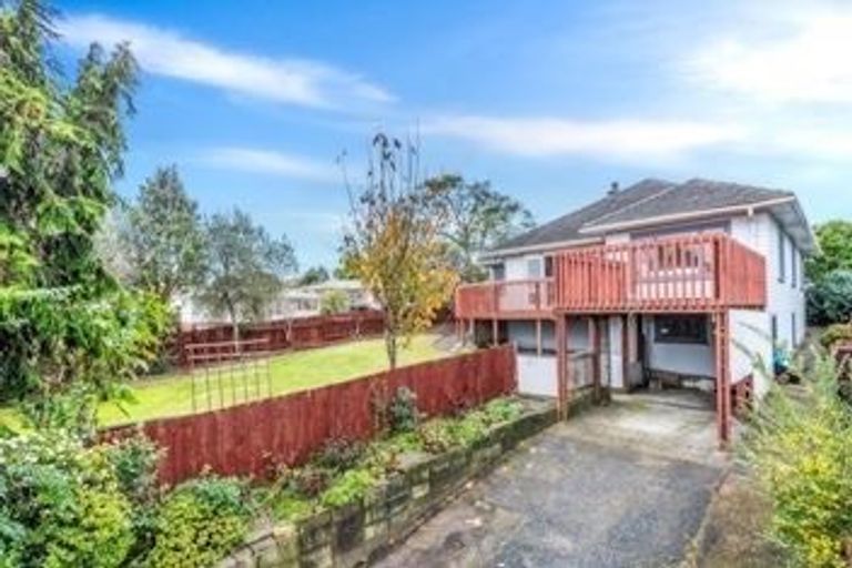 Photo of property in 165 Edmonton Road, Te Atatu South, Auckland, 0610