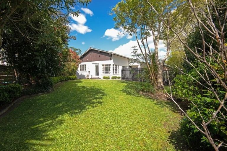 Photo of property in 4 Awatea Terrace, Hokowhitu, Palmerston North, 4410