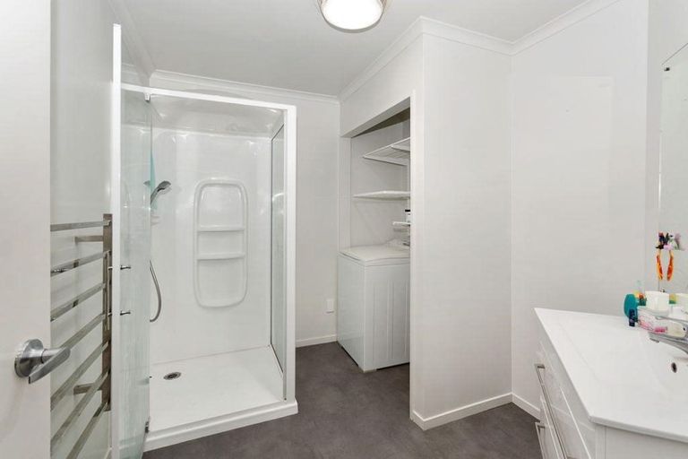 Photo of property in 10/17 Harbour View Road, Te Atatu Peninsula, Auckland, 0610