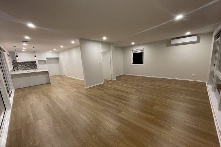 Photo of property in 2/37 Gretel Place, Hillcrest, Auckland, 0627