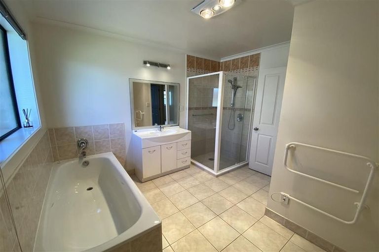 Photo of property in 487 Te Irirangi Drive, Flat Bush, Auckland, 2013