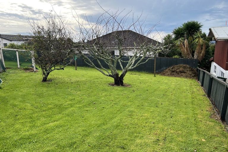 Photo of property in 40 Waimumu Road, Massey, Auckland, 0614