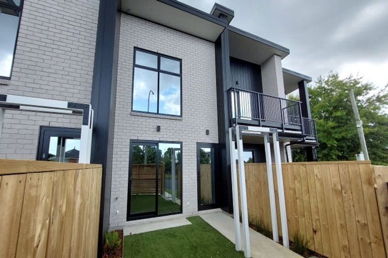 Photo of property in 6/23 Awaroa Road, Sunnyvale, Auckland, 0612