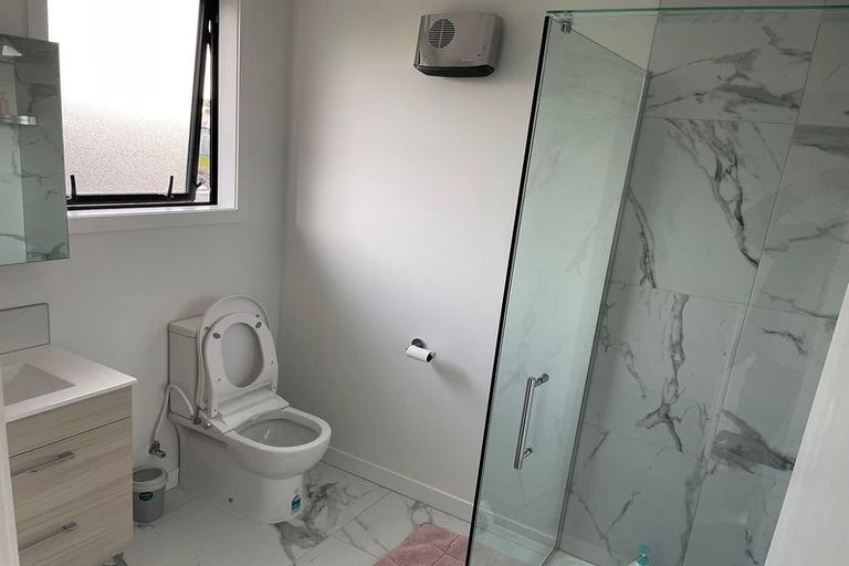 Photo of property in 2/102 Millbrook Road, Sunnyvale, Auckland, 0612