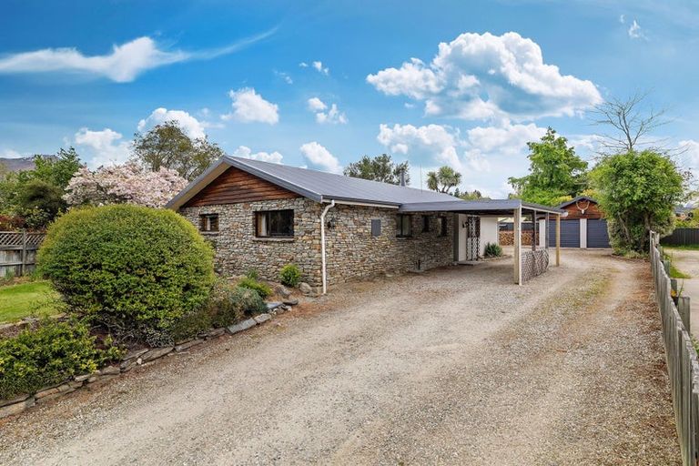 Photo of property in 16 Kuri Place, Wanaka, 9305