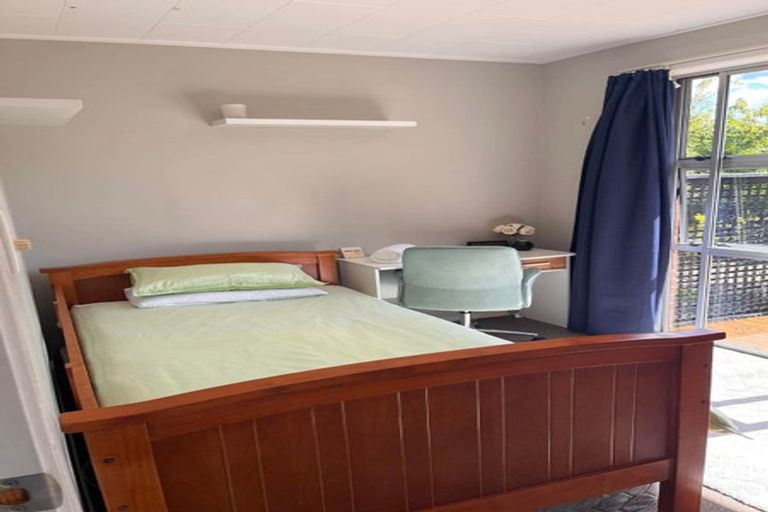 Photo of property in 2/52 Scenic Drive, Hillpark, Auckland, 2102