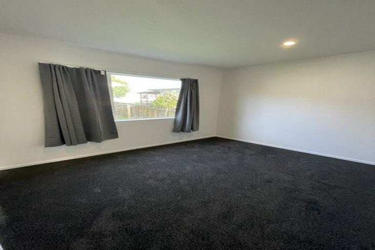 Photo of property in 21 Chilcott Road, Henderson, Auckland, 0612