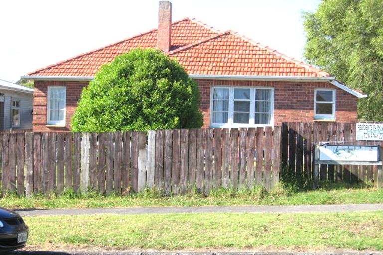 Photo of property in 2 Titchener Street, New Lynn, Auckland, 0600