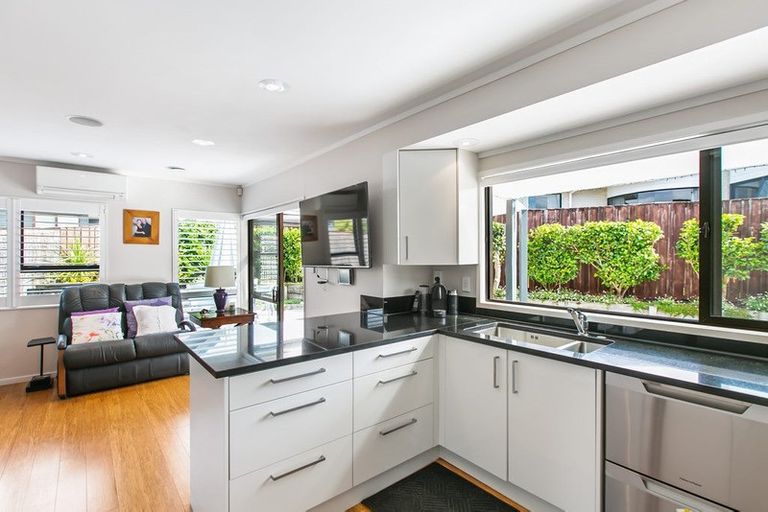 Photo of property in 4 Woodview Rise, Botany Downs, Auckland, 2010