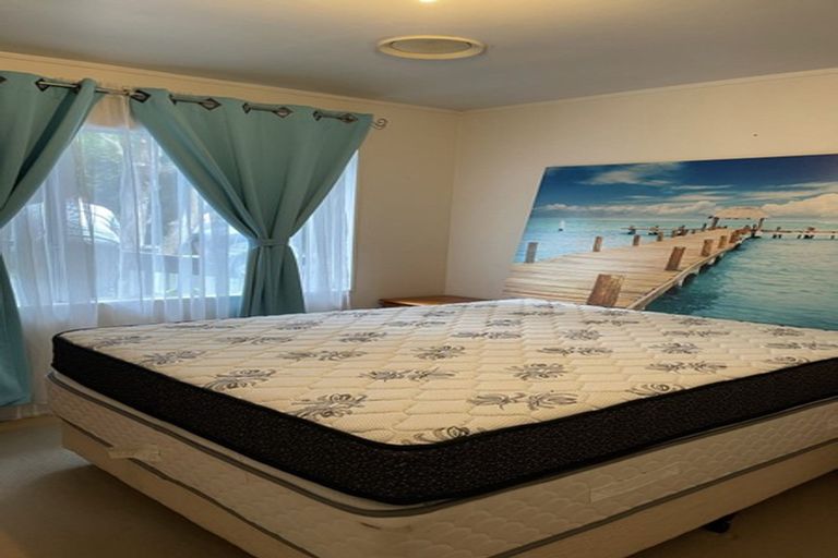 Photo of property in 48 Kingsclere Place, Goodwood Heights, Auckland, 2105